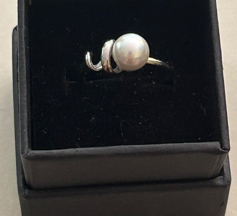 Mother Of Pearl Ring With Corkscrew Design. ~Adjustable Sterling Silver Setting|901