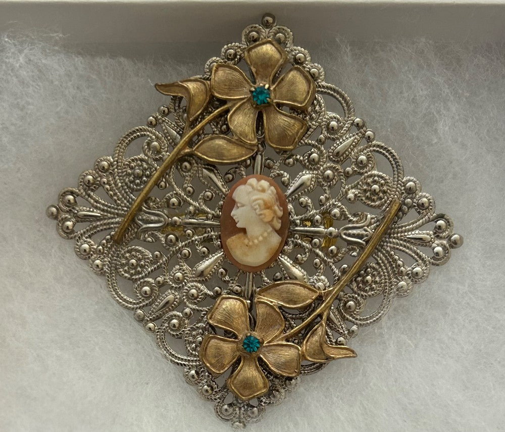 Classic Cameo and Flowers Brooch|826