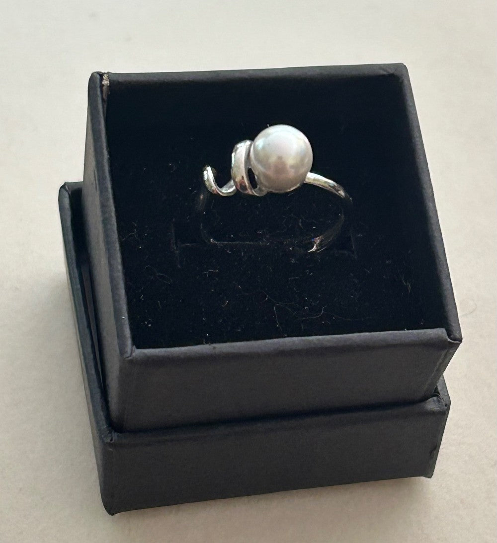 Mother Of Pearl Ring With Corkscrew Design. ~Adjustable Sterling Silver Setting|902