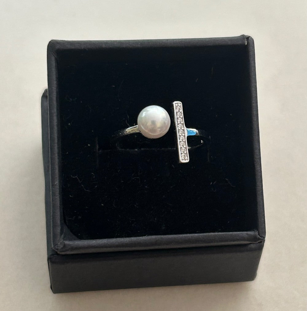 Contemporary Mother Of Pearl Ring With Sparkling Bar Design|908