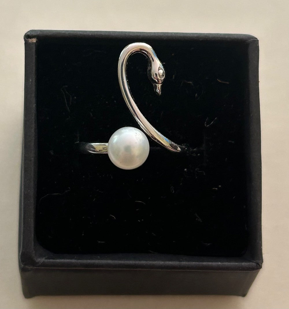 Sterling Silver Swan Ring with a Freshwater Pearl|900