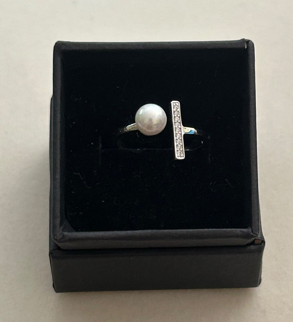 Contemporary Mother Of Pearl Ring With Sparkling Bar Design|907